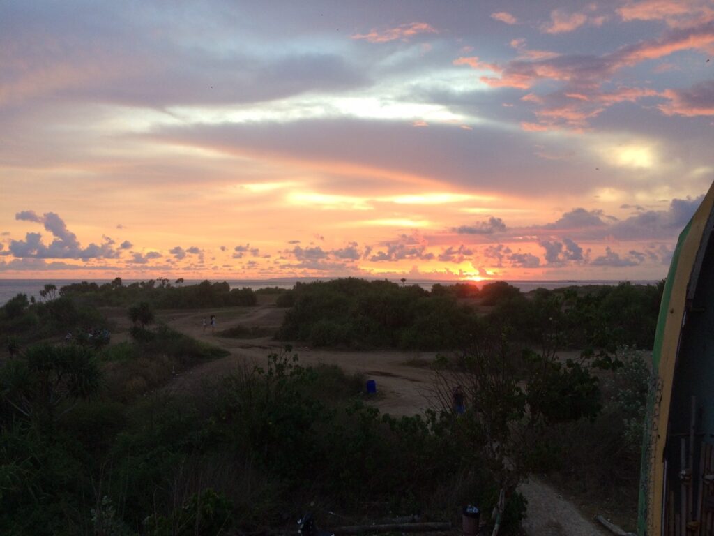 レンボンガン島　ドリームビーチからの夕日